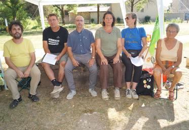 Une dizaine d'associations environnementales ont soutenu ce trek de l'eau, en l'absence du député de Charente-Maritime Benoît Biteau, pourtant annoncé le 22 juillet. Le syndicat d'eau de Saint-Fraigne a refusé d'accueillir les participants au trek mercredi soir.