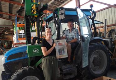 Dans les mains de Lucie Georgeon, le journal La Vie Charentaise daté de 2004 où son père, Bernard, avait la couverture comme premier viticulteur raisonné, reconnu par le réseau Farre (Forum des agriculteurs responsables respectueux de l'environnement, association liée à la FNSEA dissoute en 2018).
