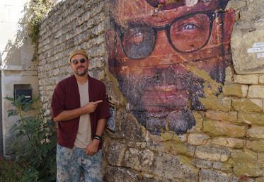 Benjamin Beni anime un atelier d'initiation au collage et expose sur les murs d'Echallat. Ici, le portrait du producteur et négociant Pierre Vaudon.