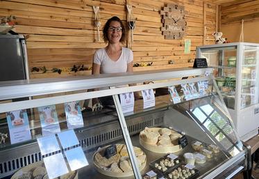 Nathalie vend essentiellement à la boutique qu'elle a construite à la ferme avec ses proches.