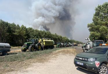 Les citernes se sont approchées au plus près des incendies pour ravitailler en eau les pompiers.