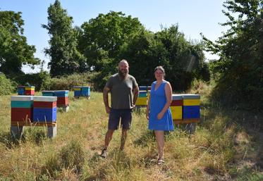 Loïc et Pauline Chaigne élèvent 250 colonies dans un rayon de 15 km autour de Fomperron.