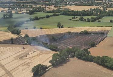 Feu de parcelle agricole à Augé, le 1er juillet, où 6 ha ont brûlé, et 15 ont été préservés.