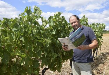 Viticulteur à Mareuil, David Ramnoux s'appuie sur son agenda biodynamique pour organiser son travail.