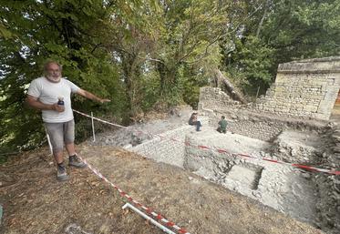 Adrien Montigny, archéologue à l'Inrap rattaché au Centre archéologique de Poitiers, est le responsable du chantier de fouilles du château de Bouteville.