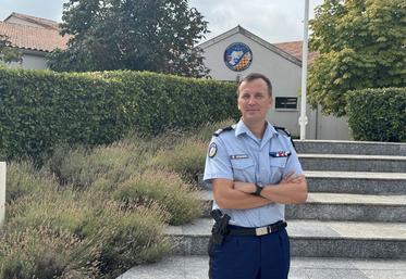 Originaire de La Rochelle, Antoine Sacreste a alterné au cours de sa carrière responsabilités opérationnelles et fonctions en état-major ou en administration centrale.