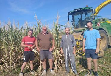 Lucas Sarraud, David Sarraud, Laurent Tardy et Pierre Bobinet, chauffeur de la Cuma l'Essor.
