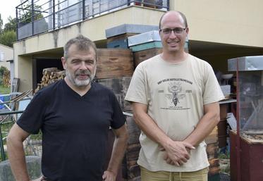 Francis You, apiculteur à Dirac et Rémi Blond, installé à La Couronne.