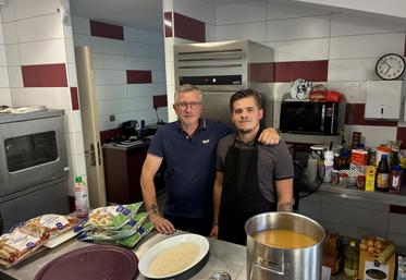 Yann Gibeaux et son fils Eloan, dans la cuisine flambant neuve de La Cassotte à Nieuil.