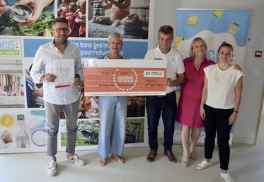 Michaël Laville, président de Calitom ; Isabelle Moufflet, vice-présidente du programme départemental J'agis pour réduire en Charente ; Christian Croizard, vice-président de la prévention et de la mobilisation des habitants ; Virginie Laffas, responsable service zéro déchet et Estelle Bodet, chargée de l'organisation du concours.