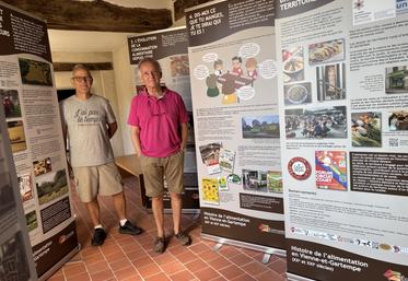 Gilbert Wolf et Bruno Tabuteau, devant l'exposition installée jusqu'au 11 octobre à l'Ecomusée de Juillé. 