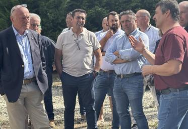 Damien Bouchet (à droite) a présenté les aménagements de son exploitation qui lui ont permis d'être résilient face au changement climatique.