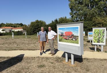 Jacky Dupin, président de D'Clic Photo Civray et Jean-Guy Valette, maire de Genouillé, au milieu de l'exposition. 