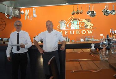 Le Chai Meukow, avec le maître d'hôtel Olivier Cote-des-Combes (à gauche) et le chef Cédric Coulaut (à droite).