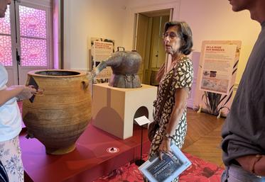 Au Musée d'art et d'histoire - Maison du négociant, le parcours retrace l'histoire de la distillation, de ses origines antiques à son évolution en Europe.