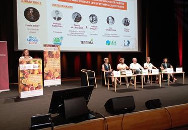 Animée par Flavie Tiret (ALCO - Association des laiteries), la table ronde rassemblait Nathalie Kerhoas, (Bleu-Blanc-Cœur), Thibault Proust, Thierry Villelegier (Terrena), Luc Gauduchon (Léa Nature) et Virginie Faure (Resan).