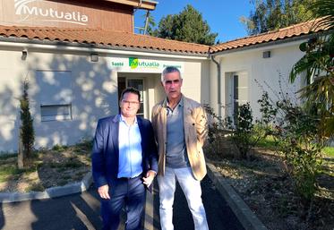 Jérôme Reboul et Dominique Rainteau, respectivement directeur et président de Mutualia Alliance Santé, devant les nouveaux locaux, à Saintes.