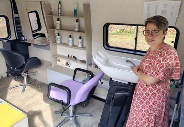 Grâce à son camion, Elodie Merigot coiffe en toute tranquillité, en proximité.