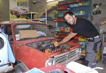 Lenny Espanol, armé d'une clé dynamométrique, répare une Mini Clubman. "Produite pendant 5 ou 6 ans, son look carré n'a pas eu le même succès que celui de la Mini d'origine".