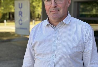 " Les pesticides ne sont pas la seule cause du mal-être agricole, mais ils créent une vulnérabilité biologique supplémentaire face au stress", explique Armand Chatard.