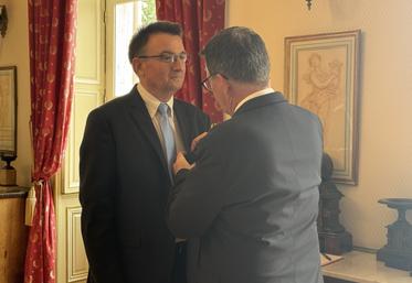 Hervé Servat a reçu l'Ordre national du Mérite. Ingénieur de l'École polytechnique et ingénieur du Génie rural, des Eaux et des Forêts, il a consacré plus de 30 ans à l'administration territoriale de l'État.
