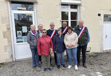 Plusieurs élus de Coulonges-les-Hérolles se sont mobilisés lundi en réaction aux dégâts du 17 octobre, ainsi que des habitants de la commune. 