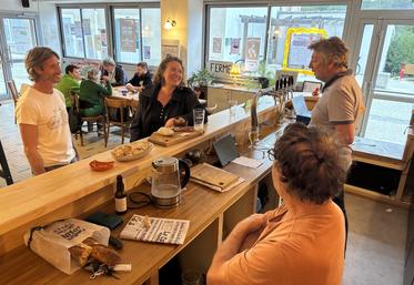 " Le lieu tourne grâce à une force humaine incroyable", soulignent les responsables du bar associatif.