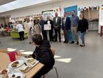 Les élus ont investi la cantine du collège de Latillé au moment du repas 100% local.