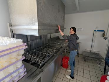 <em class="placeholder">lave-batterie à la chèvrerie de Claire Genet dans l'Yonne</em>