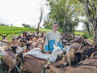 Florian Langlois au milieu des chèvres