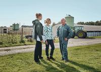 <em class="placeholder">Cerise discute devant une ferme</em>