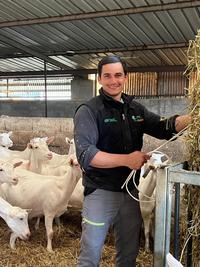 <em class="placeholder">Ouvrier dans une chèvrerie </em>