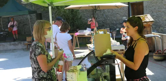 <em class="placeholder">Vente de fromages de chèvre sur un marché en été</em>