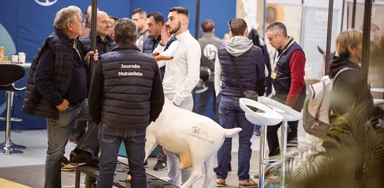 Exposant et clients lors du salon Capr'Inov 2023 à Niort