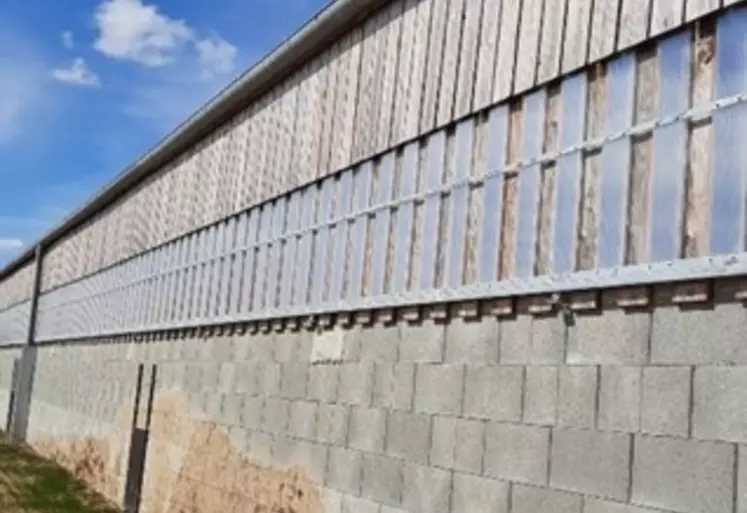 Les plaques de polycarbonate amovibles sont montées sur des rails de portes coulissantes. Un "U" en fer à l'envers sert de guide en haut.