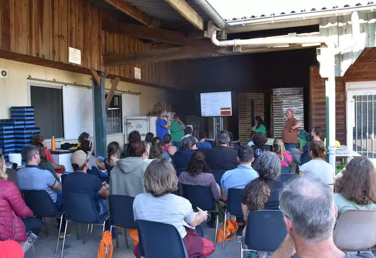 Plus de 400 visiteurs, dont une moitié d’éleveurs, ont foulé les allées de la ferme expérimentale caprine du Pradel en Ardèche et participé aux huit ateliers et trois circuits de visite proposés.