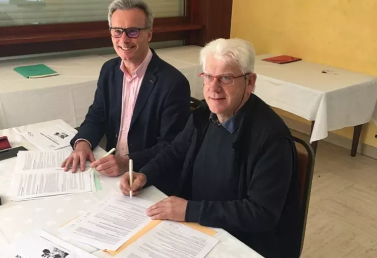 L'accord-cadre entre Lactalis et l'organisation de producteurs de chèvres du Rouergue a été signé par Serge Moly, directeur de l'approvisionnement lait de la laiterie, et ...