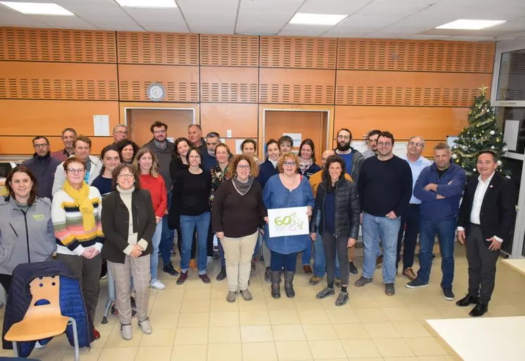 Salariées, éleveurs et partenaires rassemblés pour l'assemblée générale du 15 décembre 2023 et les 60 ans du syndicat caprin de la Drôme. 