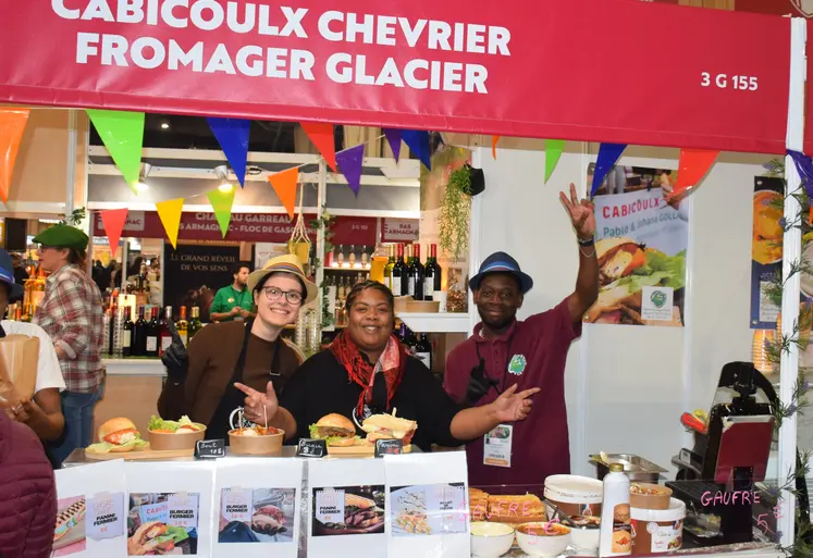 Johana Gollart Melia et deux étudiants au salon de l'agriculture 2025