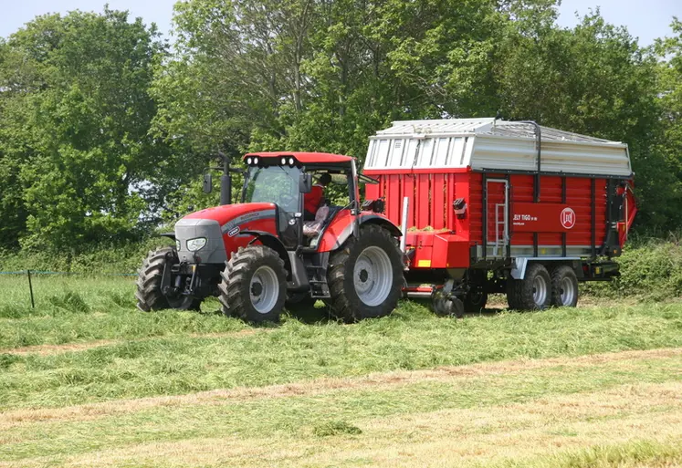 <em class="placeholder">Tracteur et remorque autochargeuse</em>