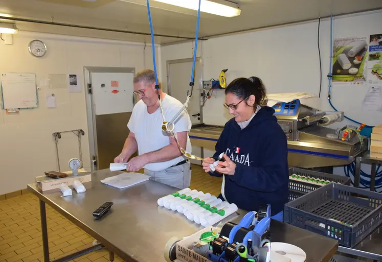 <em class="placeholder">emballage des fromages de chèvre fermiers </em>