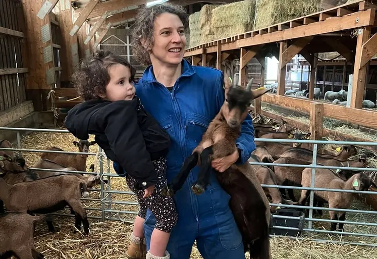 <em class="placeholder">Amélie avec ses chevrettes et sa fille</em>