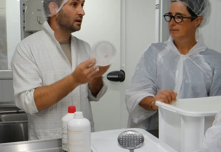 <em class="placeholder">Henri Tonglet en train de former des fromagers fermiers.</em>