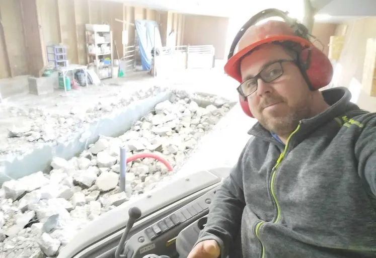 <em class="placeholder">Étienne Guilloteau lors des travaux lors de la transformation de la salle de traite en nurserie pour chevrettes</em>