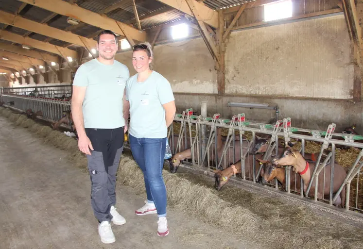 <em class="placeholder">Samuel Vallée et Justine Monsimer dans la chèvrerie</em>