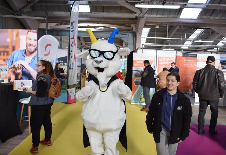 La mascotte dans les allées du salon Capr'Inov de Niort