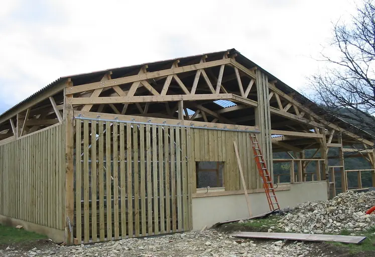 <em class="placeholder">Bâtiment agricole en construction</em>