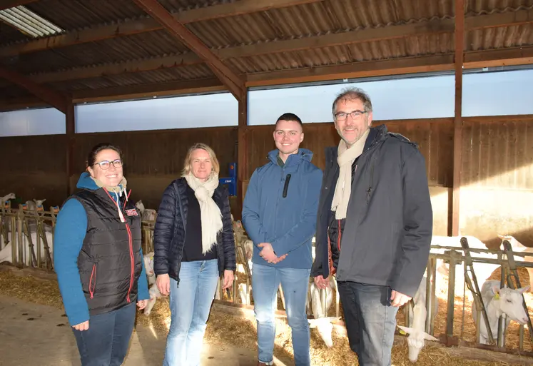 Devant des chèvres, Delphine Pinard, Vanesssa Le Calvez, Raphaël Monneau du Gaec Capriluz et Mickaël Lamy.
