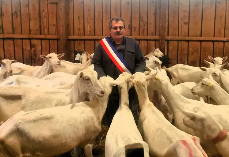 <em class="placeholder">Denis Glaizol en écharpe et au milieu de ses chèvres</em>