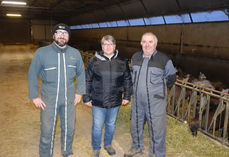 <em class="placeholder">Guillaume, Isabelle et Alain Durand valorisent l’espace et le lait post-colostral en engraissant 240 chevreaux chaque année.</em>